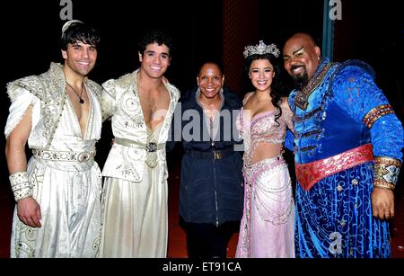 Sei-tempo Tony Award Winner Audra McDonald visiti il cast del musical di Broadway Aladdin presso il Nuovo Teatro di Amsterdam - Dietro le quinte. Dotato di: Acciaio Burkhardt, Adam Jacobs, Audra McDonald, Courtney Reed, James Monroe Iglehart dove: New York New York, Stati Uniti quando: 03 Gen 2015 Credit: Giuseppe Marzullo/WENN.com Foto Stock