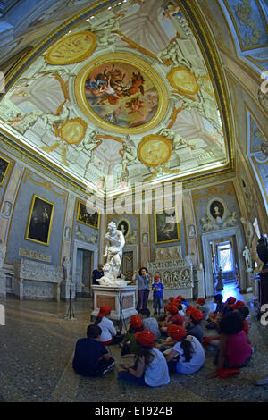 Un insegnante fare la predica la sua classe di circa il Bernini scultura di David presso la Galleria Borghese di Roma Italia Foto Stock
