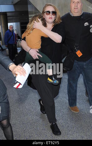 Adele arriva a Los Angeles International (LAX) aeroporto portando il suo figlio Angelo con: Adele Adkins, Angelo Konecki dove: Los Angeles, California, Stati Uniti quando: 03 Gen 2015 Credit: WENN.com Foto Stock