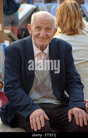 Ritratto di un sorridente senior citizen a Piazza Navona a Roma, Italia. Foto Stock