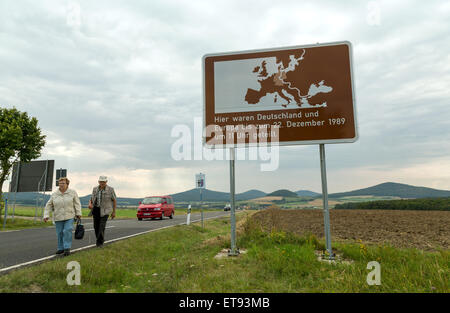 Geisa, Germania, il segno sulla divisione della Germania al memoriale sito Point Alpha Foto Stock