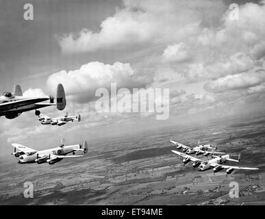 Avro Lancasters bombardiere da 35 Squadriglia in volo sopra la campagna inglese. Il 29 maggio 1946. Foto Stock