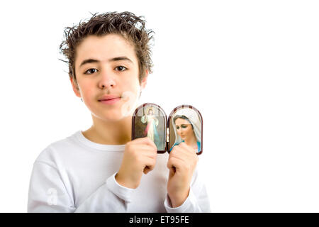 Un ragazzo ispanico contiene icone in legno case arrotondato di Gesù Misericordioso e la Madonna di Medjugorje, la Beata Vergine Maria Foto Stock