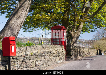 Rurale di casella postale e telefono box, Norland, West Yorkshire Foto Stock