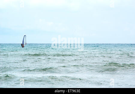 Kiteboarder navigare in mare Foto Stock