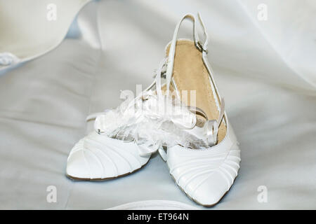 Moda scarpe matrimonio per la sposa sopra lo sfondo Foto Stock