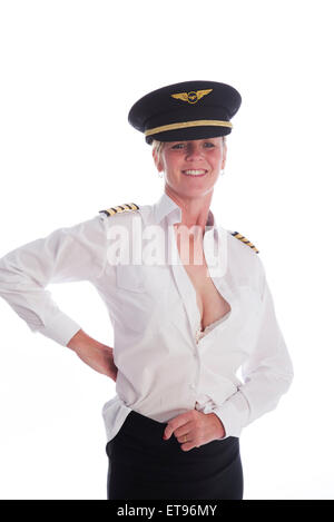 Femmina attraente pilota di linea di vestirsi a sistemare nella sua camicia uniforme nel mantello Foto Stock