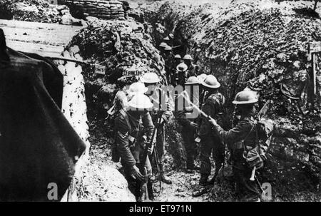 Gli uomini del 1 ° Lancashire Fusileers baionette fissaggio prima che il loro assalto su Beaumont-Hamel, le Somme Picardia, nel nord della Francia. Il 1 luglio 1916. La Prima guerra mondiale. Il battaglione ha 485 feriti quel giorno, dei quali 180 ufficiali e uomini sono stati uccisi. Essi formati Foto Stock