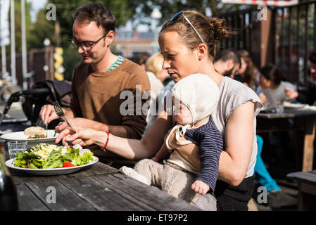 Berlino, Germania, Cafe usher in Berlin Weding Foto Stock