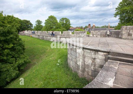 Persone che camminano su York mura, York, Inghilterra Foto Stock