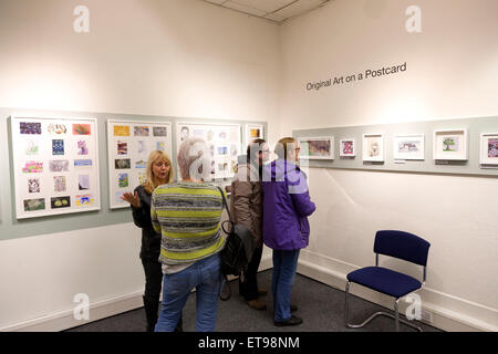 Esposizione di arte cartolina per la carità a Dean Clough, Halifax, West Yorkshire Foto Stock