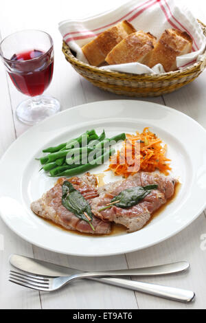 Saltimbocca alla romana , saltata di vitello prosciutto e salvia, cucina italiana Foto Stock