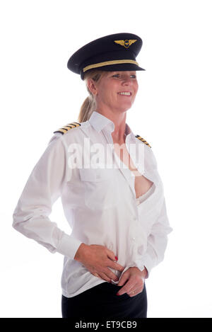 Femmina attraente pilota di linea di vestirsi a sistemare nella sua camicia uniforme nel mantello Foto Stock