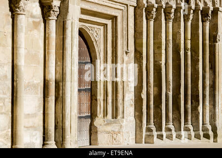 Dunstable, Regno Unito, portale di ingresso della chiesa abbaziale di San Pietro Foto Stock