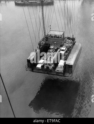 Il Tees Transporter Bridge in azione, Middlesbrough, 18 novembre 1962. Il transporter bridge cabina, come si vede dalla telecamera 200 piedi al di sopra della passerella. Foto Stock