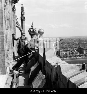 I bambini in Westminster Clock Tower, London. Noto anche dal suo nickname il Big Ben. Il 28 maggio 1954. Foto Stock