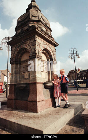 Fontana Dodshons in Stockton High Street, 22 agosto 1996. Nella foto, Simone e Katie Martland, presso la fontana, ma non c'è acqua da bere. Foto Stock