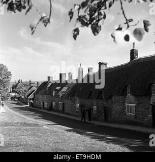 Corfe Castle village, Dorset. Circa 1952. Foto Stock