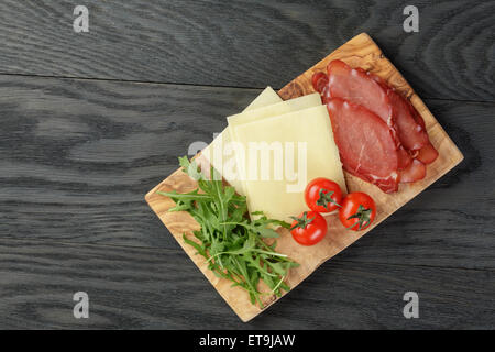 Prosciutto affumicato prsut con pomodorini e rucola Foto Stock