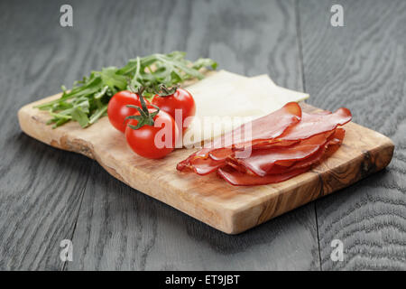 Prosciutto affumicato prsut con pomodorini e rucola Foto Stock