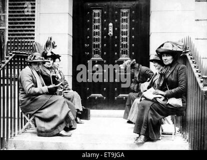 Suffragettes allestimento di un sit-in di sciopero, circa 1912. Foto Stock