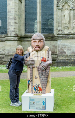 Salisbury, Wiltshire, Regno Unito. 12 Giugno, 2015. 25 Baroni ogni due metri di altezza sono state collocate nei pressi di Salisbury che andranno a formare i baroni carta del sentiero d'arte. Organizzato dall'Trussell Trust è stato progettato come una vetrina per l'arte, la storia e la cultura.I baroni sono state decorate da artisti e gruppi comunitari. Il barone sarà sul display fino a quando il 6 settembre. Credito: Paul Chambers/Alamy Live News Foto Stock