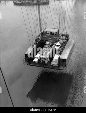 Il Tees Transporter Bridge in azione, Middlesbrough, 18 novembre 1962. Il transporter bridge cabina, come si vede dalla telecamera 200 piedi al di sopra della passerella. Foto Stock