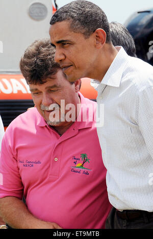 Stati Uniti Il presidente Barack Obama parla con Grand Isle sindaco David Camardelle durante una visita per vedere di prima mano la BP Deepwater Horizon fuoriuscite di olio e di ringraziare i volontari e lavoratori pubblici per i loro sforzi di contenimento e pulizia del disastro Maggio 28, 2010 in Grand Isle, Louisiana. Foto Stock