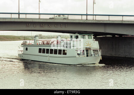 Teesside Princess, basato sul Fiume Tees a Stockton, Maiden Voyage fino Tees dal tees Barrage a Yarm, fermandosi al Castlegate Quay. Il 15 maggio 1996. Nella foto passando sotto la Principessa Diana Bridge. Foto Stock