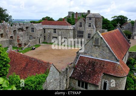 Vista in elevazione del castello di Carisbrooke, Isle of Wight, una tranquilla destinazione turistica Foto Stock