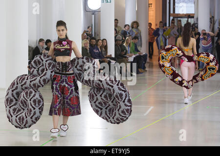 Raccolta da Namilia (Nan & Emilia). Un modello di passeggiate la pista al Royal College of Art (RCA) MA laureato di moda fashion show. Foto Stock