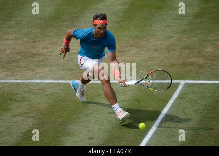 Stuttgart, Germania. 12 Giugno, 2015. Rafael Nadal di Spagna svolge un diretti durante il round di 16 match di tennis ATP torneo contro Tomic dell Australia a Stoccarda, Germania, 12 giugno 2015. Foto: MARIJAN MURAT/DPA/Alamy Live News Foto Stock