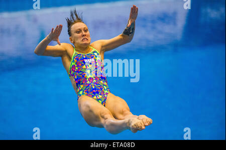 Rostock, Germania. 12 Giugno, 2015. Tuffatore russo Nadeschda Baschina in donne di 1 metro di bordo finale nella Comunità Diving campionati a Neptunschwimmhalle a Rostock (Germania), 12 giugno 2015. Baschina arriva secondo. Foto: Jens BUETTNER/DPA/Alamy Live News Foto Stock