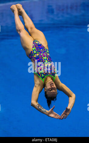 Rostock, Germania. 12 Giugno, 2015. Tuffatore russo Nadeschda Baschina in donne di 1 metro di bordo finale nella Comunità Diving campionati a Neptunschwimmhalle a Rostock (Germania), 12 giugno 2015. Baschina arriva secondo. Foto: Jens BUETTNER/DPA/Alamy Live News Foto Stock