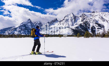 Backcountry rider sotto il Tetons, Grand Teton National Park, Wyoming USA Foto Stock