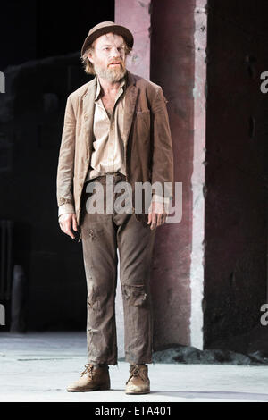 Nella foto: Hugo Weaving come Vladimir. Attori Richard Roxburgh e Hugo Weaving star in Samuel Beckett's "Waiting For Godot " presso il Barbican Theatre. Parte della International Beckett stagione, questo Sydney Theatre Company play è diretto da Andrew Upton. Con Luca Mullins come Luca, Philip Quast come Pozzo, Richard Roxburgh come Estragon e Hugo Weaving come Vladimir. Prestazioni da 4 a 13 giugno 2015 presso il Barbican Theatre. Foto Stock