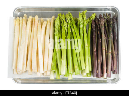 Mazzetto di freschi Asparagi bianchi sul vassoio da forno isolato su bianco Foto Stock