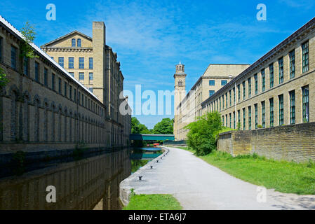 Il sale di mulino e il canale Leeds-Liverpool, Saltaire, West Yorkshire, Inghilterra, Regno Unito Foto Stock