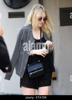 Dakota Fanning indulges in qualche terapia al dettaglio che indossa un paio di adidas Stan Smith sneakers su Rodeo Drive a Beverly Hills offre: Dakota Fanning dove: Los Angeles, California, Stati Uniti quando: 09 Gen 2015 Credit: WENN.com Foto Stock