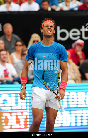 Stuttgart, Germania. 12 Giugno, 2015. Rafael Nadal deluso durante il trimestre finale della Mercedes Cup di Stoccarda. Foto Stock