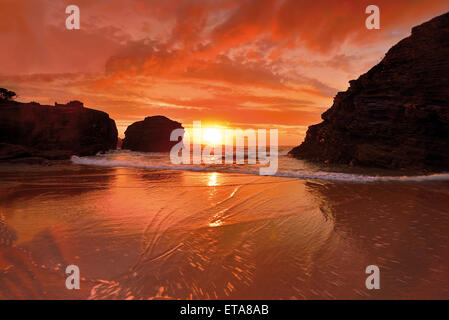 Spagna Galizia: Scenic tramonto a unica spiaggia Praia come Catedrais Foto Stock