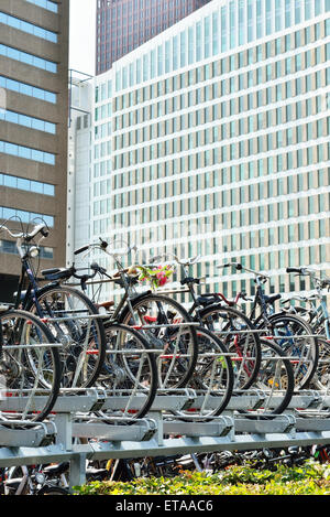 Aia, Paesi Bassi-Agosto 01, 2014: Biciclette parcheggiate su strada nel centro moderno di l'Aia Foto Stock