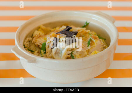 Costoletta di maiale , verdure e uova sul riso , giapponese Katsudon Foto Stock