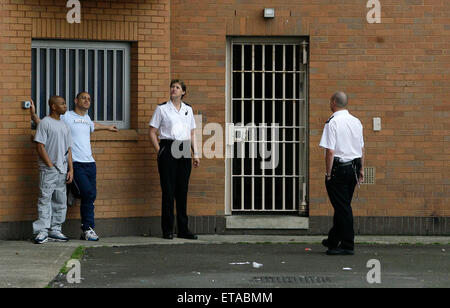 Funzionari di carcere e detenuti nell'esercizio cantiere di HMP Woodhill. Foto di James Boardman Foto Stock