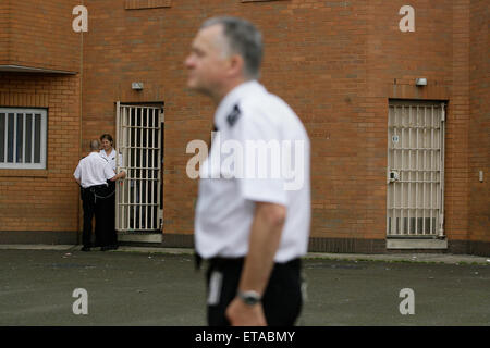 Personale carcerario sul dovere di esercitare il cantiere di HMP Woodhill. Foto di James Boardman Foto Stock