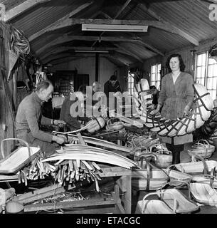 Trug maker in Herstmonceux, East Sussex, l'industria locale è la realizzazione del famoso Sussex Trug cesti. Il trugs sono fatti a mano da willow scheda ed i telai sono di chesnut. Adzes sono utilizzati nella sagomatura e taglio di legno in piantagioni locali. Trug ceste sono state fatte in primo luogo dalla fine il sig. Thomas Smith, oltre un centinaio di anni fa e il settore è ora svolte dalla sua famiglia. Sono Trugs dollar salariati - molti sono inviati in America. Dicembre 1952 Foto Stock