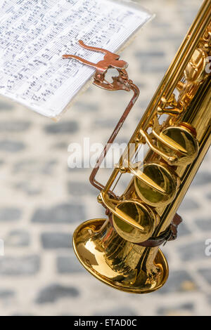 Partitura musicale nella parte anteriore dei giocatori di una banda di paese, la parte visibile dello strumento Foto Stock