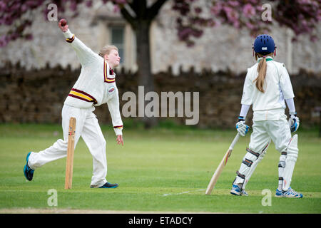 Un bowler durante una junior ragazze partita di cricket nel WILTSHIRE REGNO UNITO Foto Stock