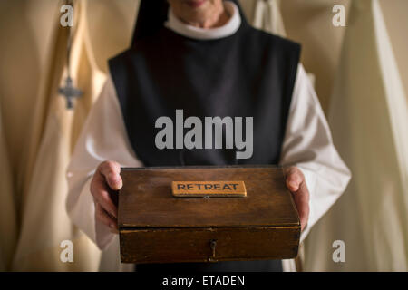 Una suora cistercense con un box etichettato 'Retreat' a Santa Croce abbazia vicino Whitland, Pembrokeshire Wales, Regno Unito Foto Stock