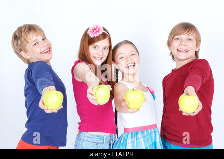 Amici positivo mantenendo le mele. Foto Stock